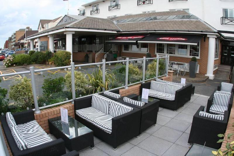 Inn On The Prom Boutique - Teras