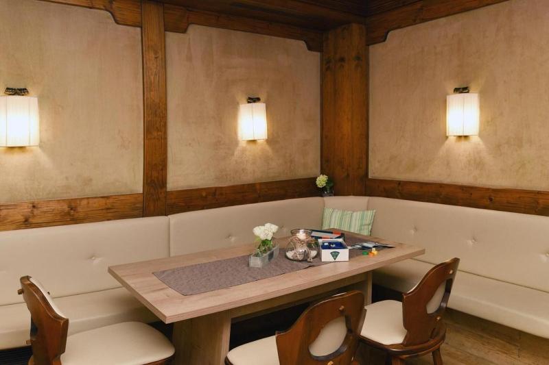 Hotel & Gasthof Goldener Hirsch - Restoran