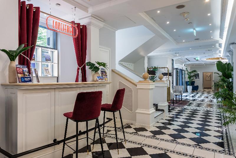 Queen's Court Hotel and Residence - Bar