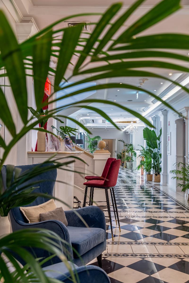 Queen's Court Hotel and Residence - Bar