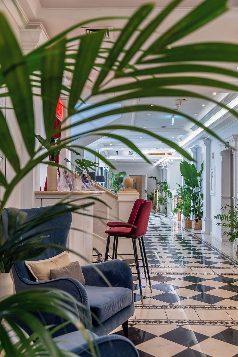 Queen's Court Hotel and Residence - Bar