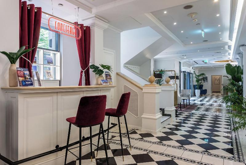 Queen's Court Hotel and Residence - Bar