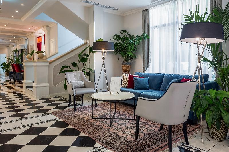 Queen's Court Hotel and Residence - Lobi