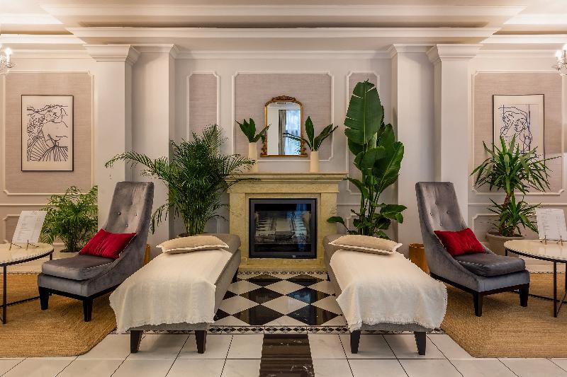 Queen's Court Hotel and Residence - Lobi