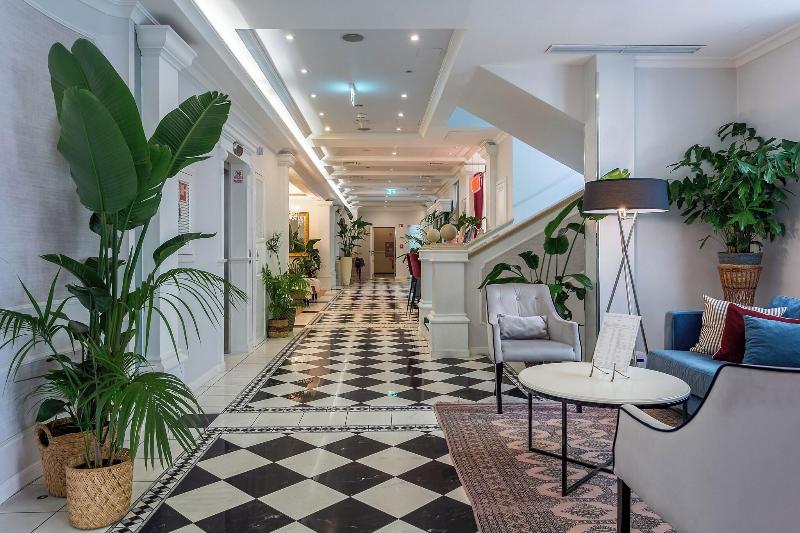Queen's Court Hotel and Residence - Lobi