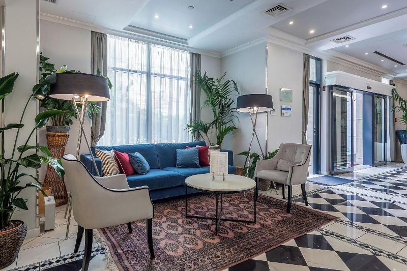 Queen's Court Hotel and Residence - Lobi