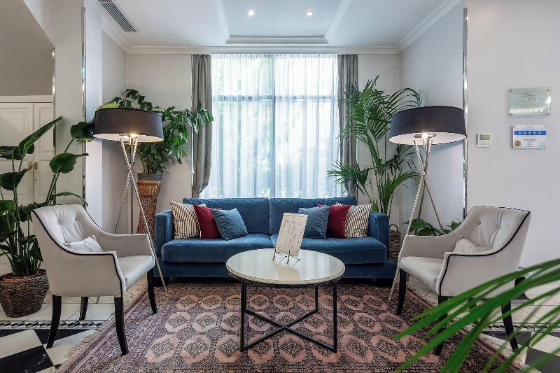 Queen's Court Hotel and Residence - Lobi