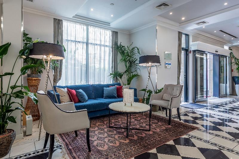 Queen's Court Hotel and Residence - Lobi