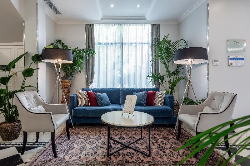 Queen's Court Hotel and Residence - Lobi