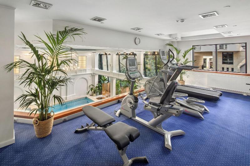 Queen's Court Hotel and Residence - Aktivite
