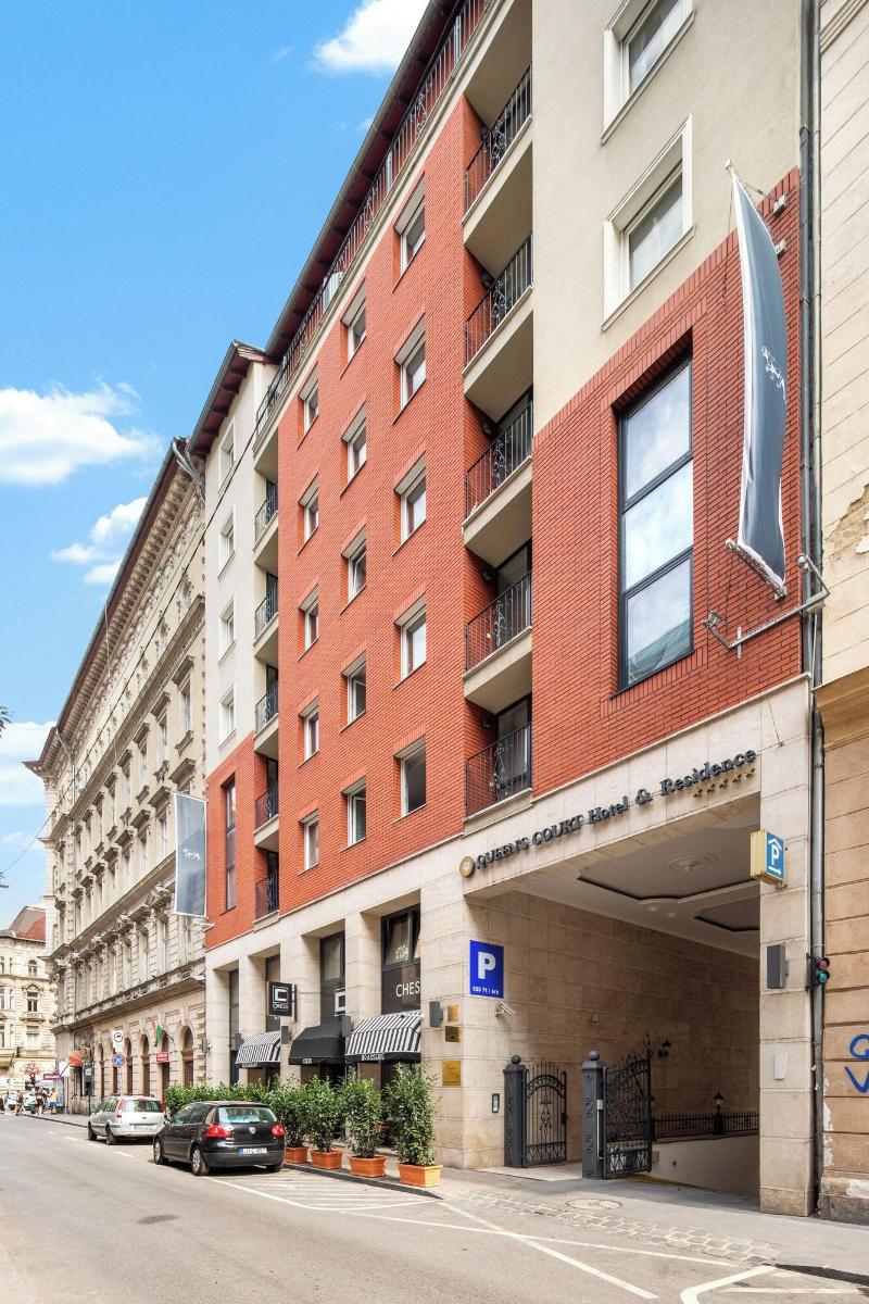 Queen's Court Hotel and Residence - Genel