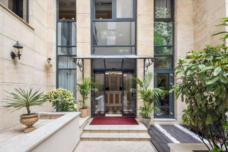 Queen's Court Hotel and Residence - Genel