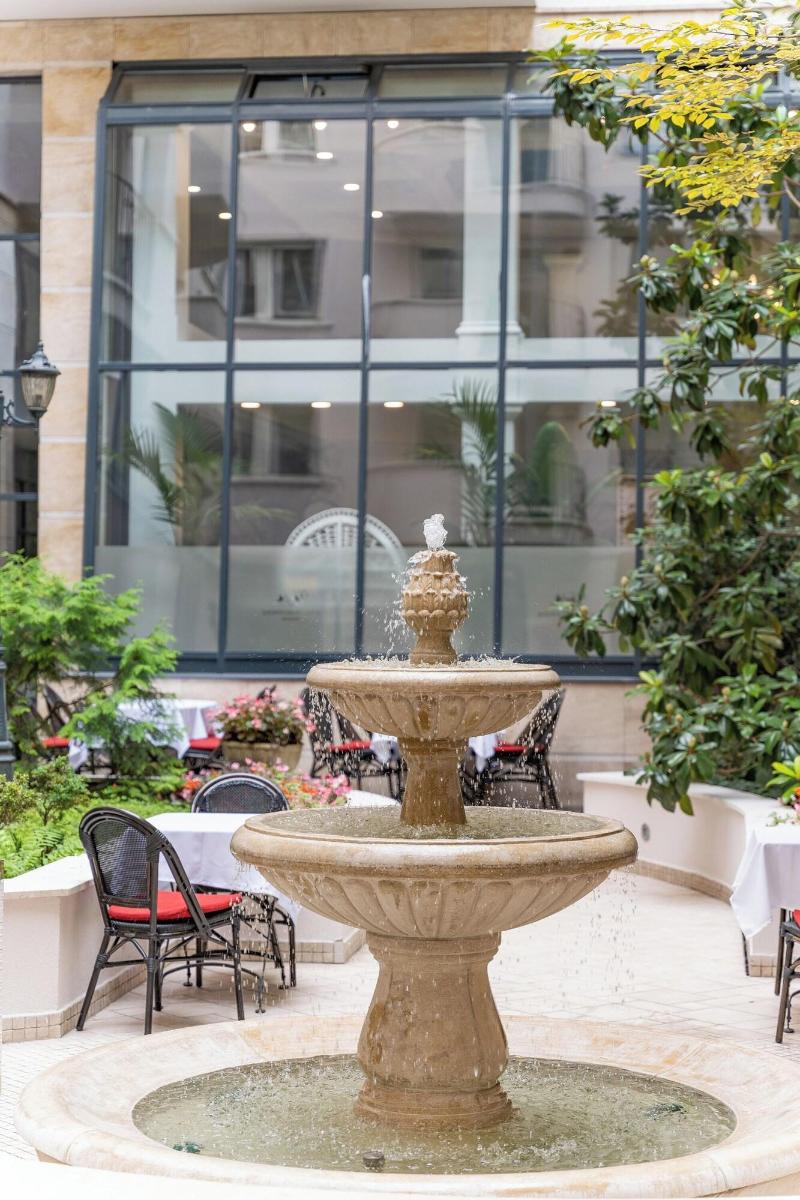Queen's Court Hotel and Residence - Genel