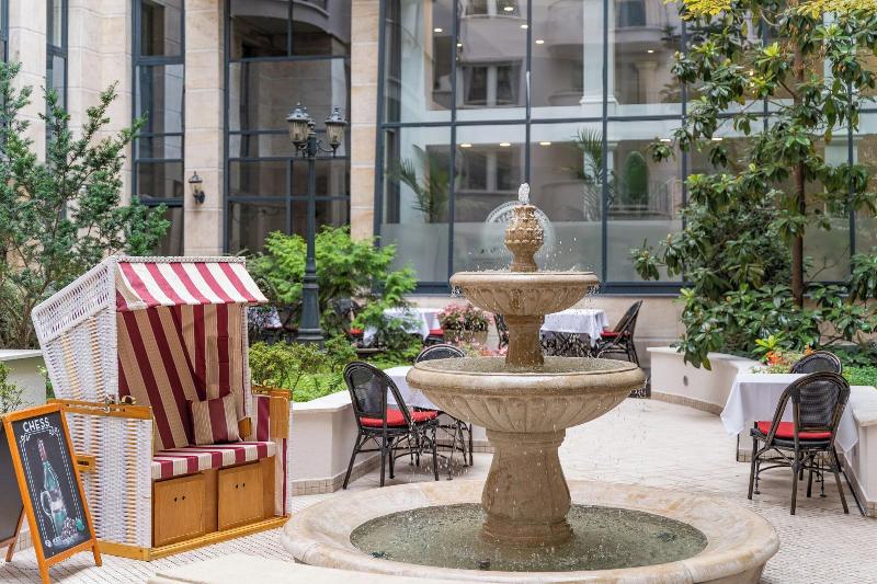 Queen's Court Hotel and Residence - Genel