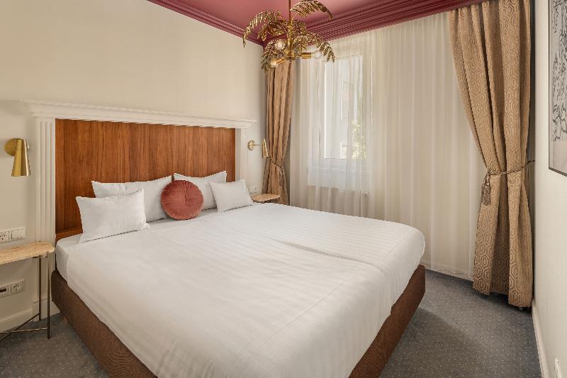 Queen's Court Hotel and Residence - Oda