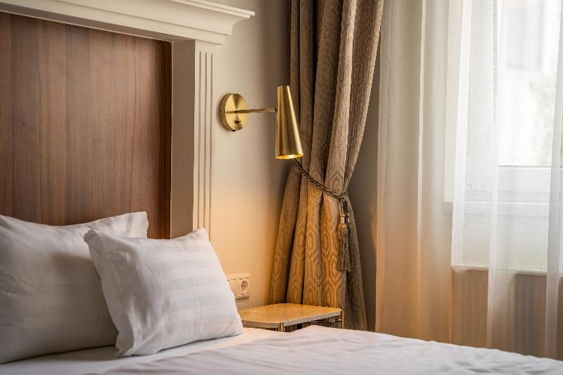 Queen's Court Hotel and Residence - Oda