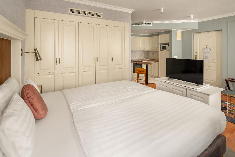 Queen's Court Hotel and Residence - Oda
