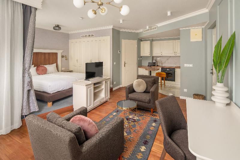Queen's Court Hotel and Residence - Oda