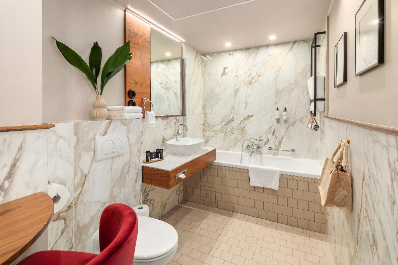 Queen's Court Hotel and Residence - Oda