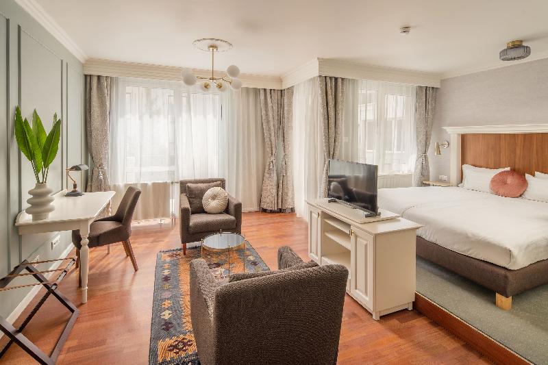 Queen's Court Hotel and Residence - Oda