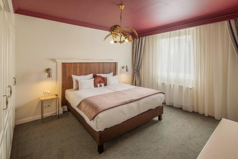 Queen's Court Hotel and Residence - Oda