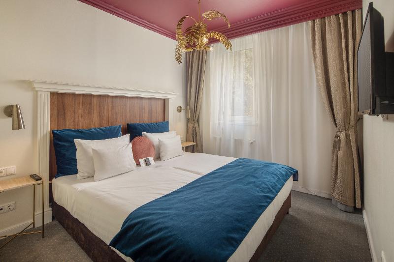 Queen's Court Hotel and Residence - Oda