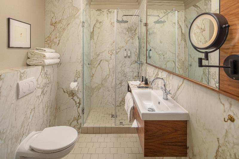 Queen's Court Hotel and Residence - Oda