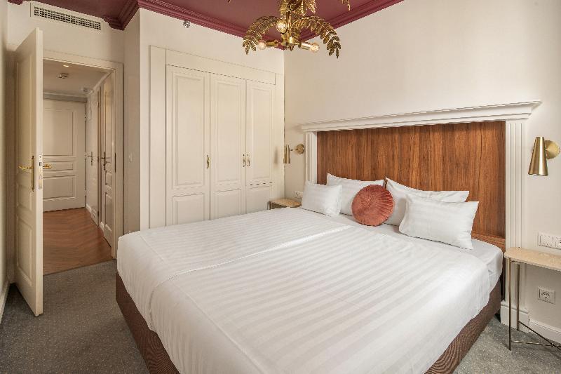 Queen's Court Hotel and Residence - Oda