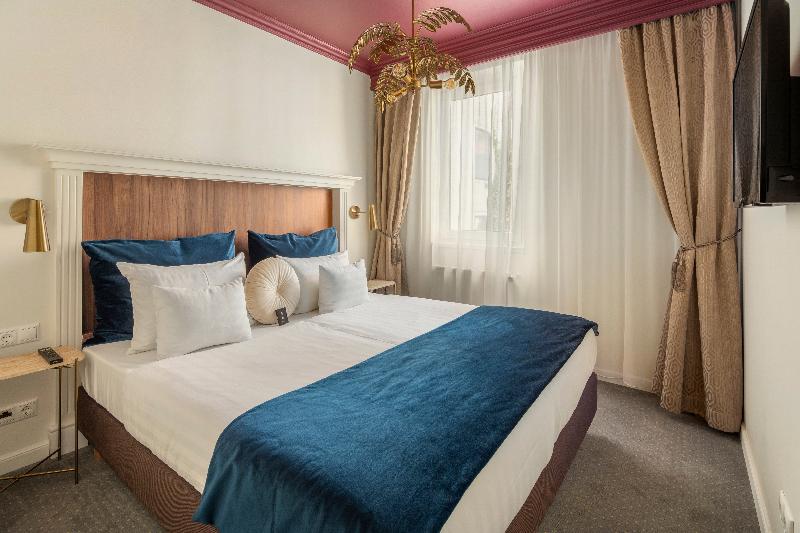 Queen's Court Hotel and Residence - Oda
