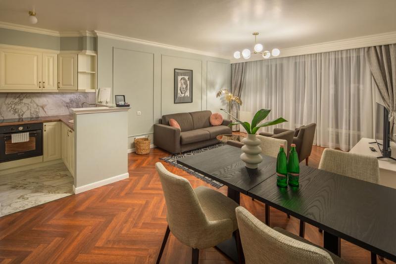 Queen's Court Hotel and Residence - Oda