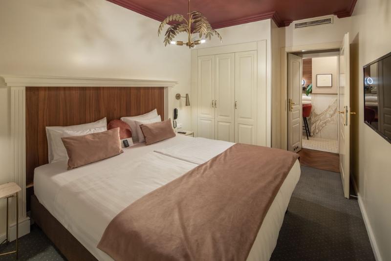 Queen's Court Hotel and Residence - Oda