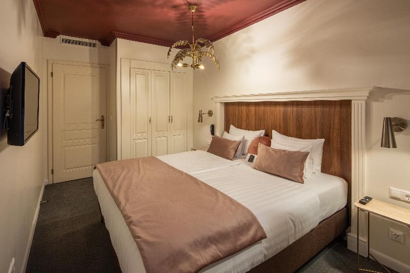 Queen's Court Hotel and Residence - Oda