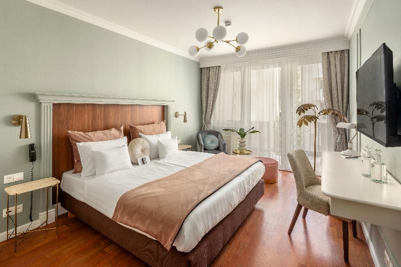 Queen's Court Hotel and Residence - Oda