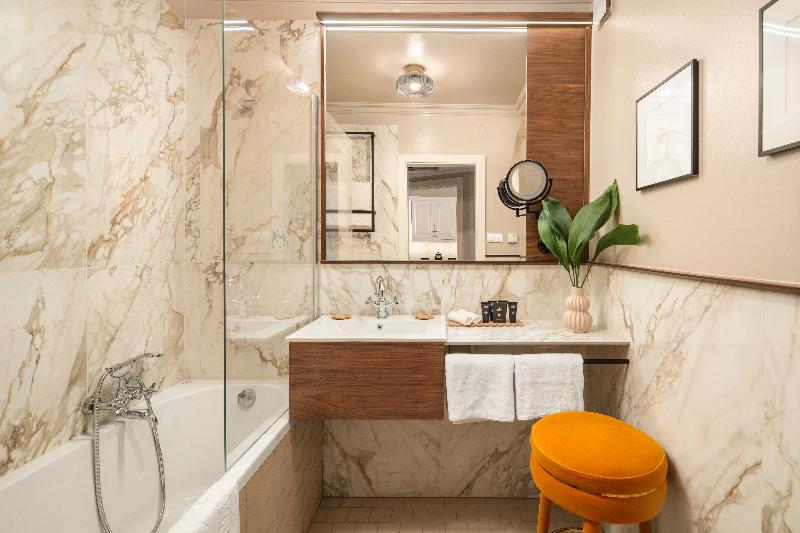 Queen's Court Hotel and Residence - Oda