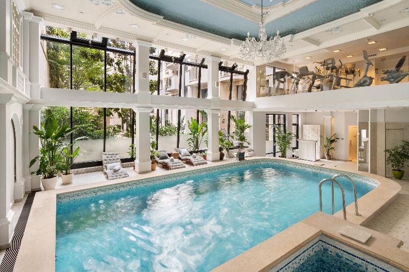 Queen's Court Hotel and Residence - Havuz