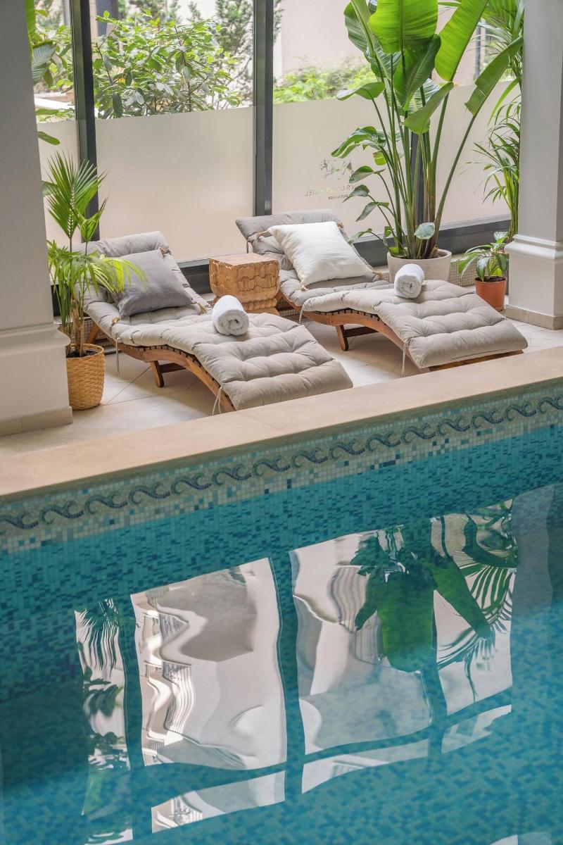 Queen's Court Hotel and Residence - Havuz