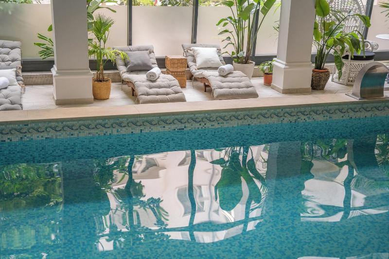 Queen's Court Hotel and Residence - Havuz