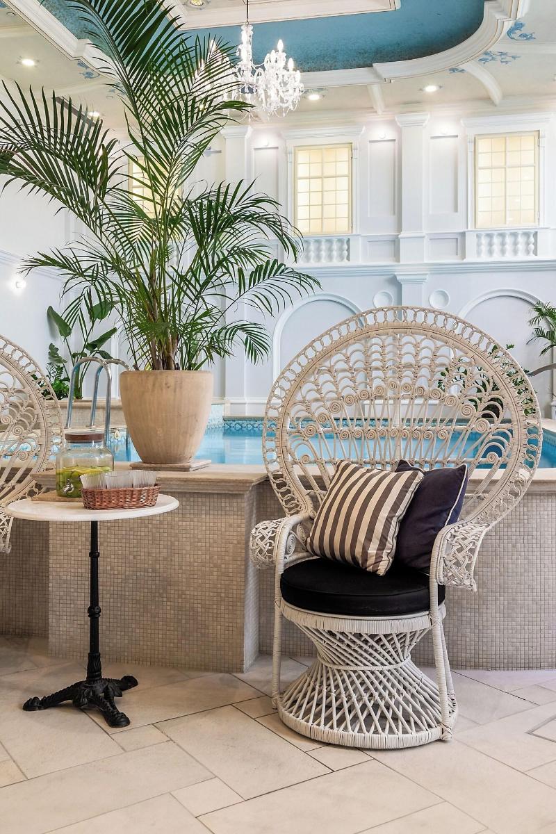 Queen's Court Hotel and Residence - Havuz