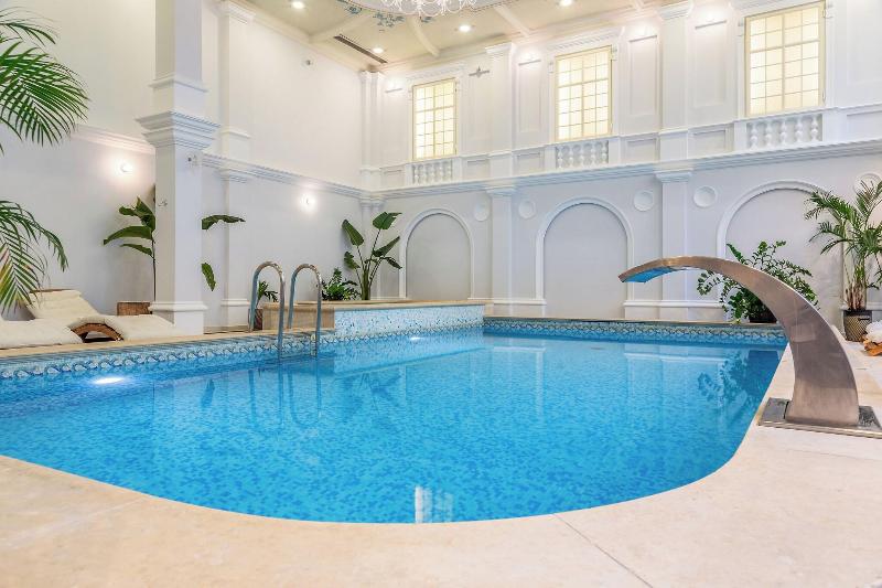 Queen's Court Hotel and Residence - Havuz