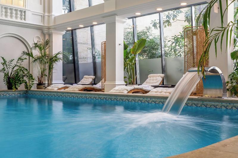 Queen's Court Hotel and Residence - Havuz