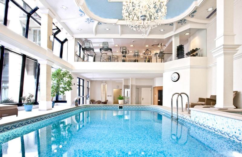 Queen's Court Hotel and Residence - Havuz
