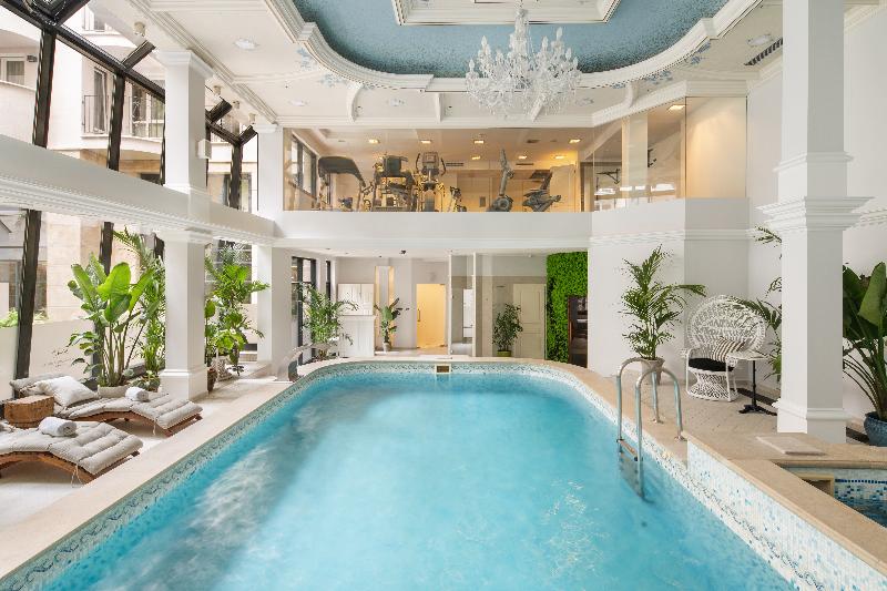 Queen's Court Hotel and Residence - Havuz