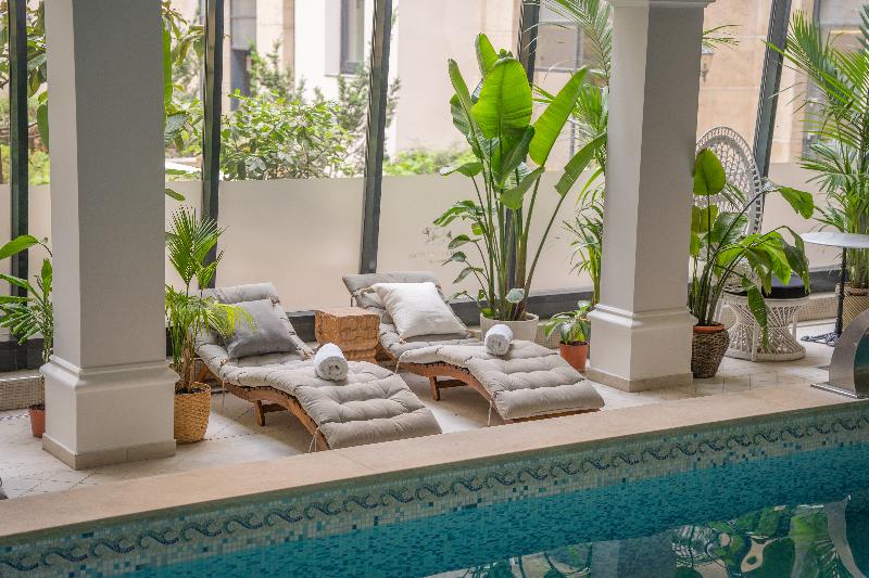 Queen's Court Hotel and Residence - Havuz