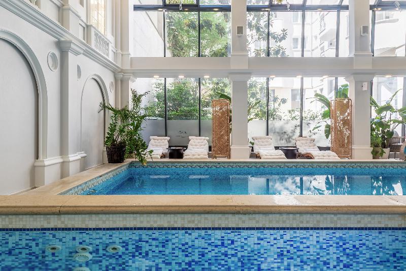 Queen's Court Hotel and Residence - Havuz