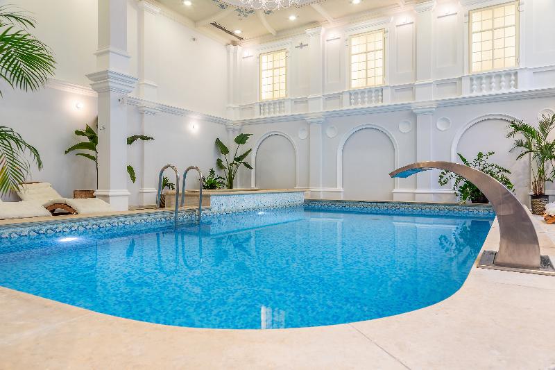 Queen's Court Hotel and Residence - Havuz