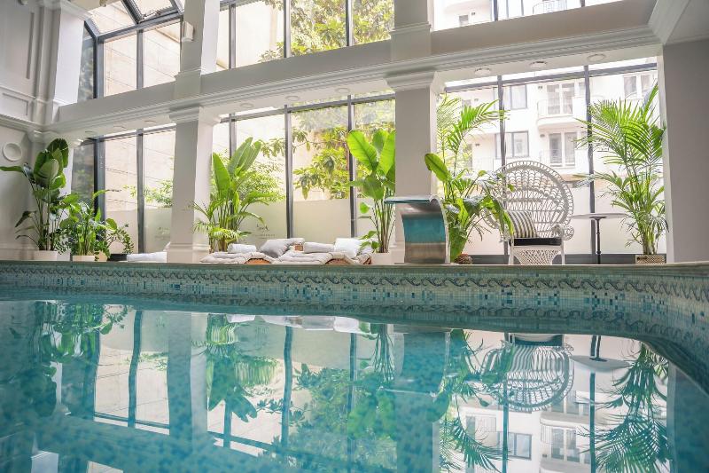 Queen's Court Hotel and Residence - Havuz
