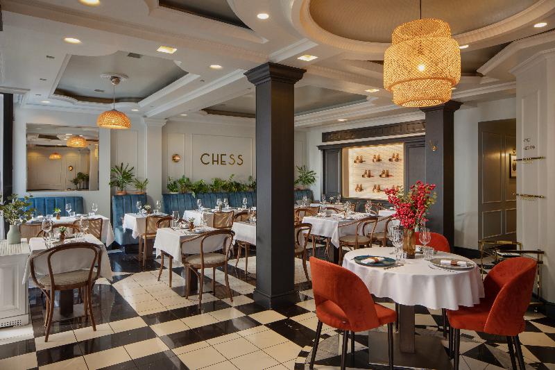 Queen's Court Hotel and Residence - Restoran