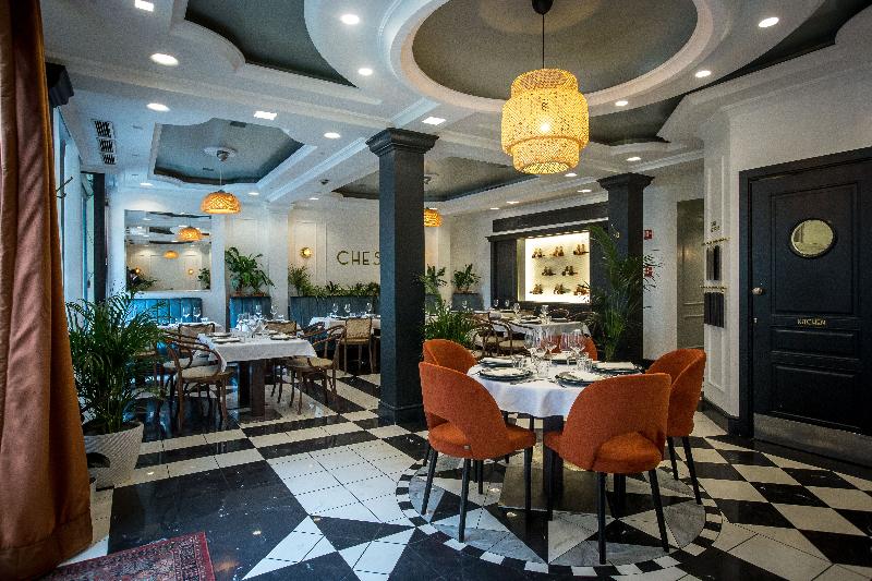 Queen's Court Hotel and Residence - Restoran