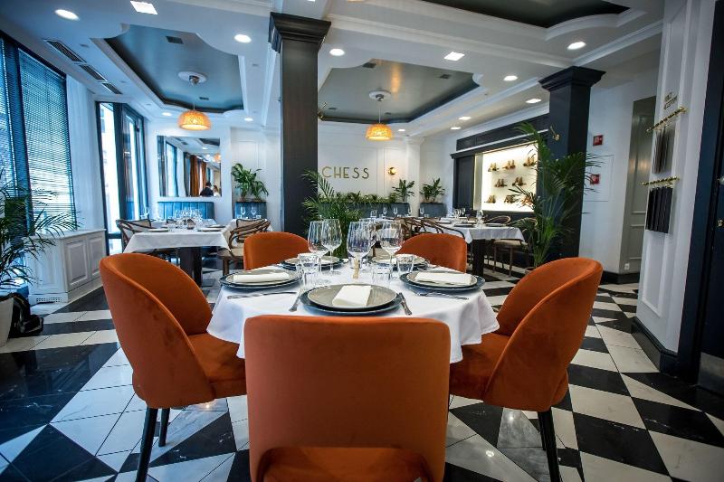 Queen's Court Hotel and Residence - Restoran