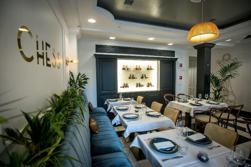 Queen's Court Hotel and Residence - Restoran
